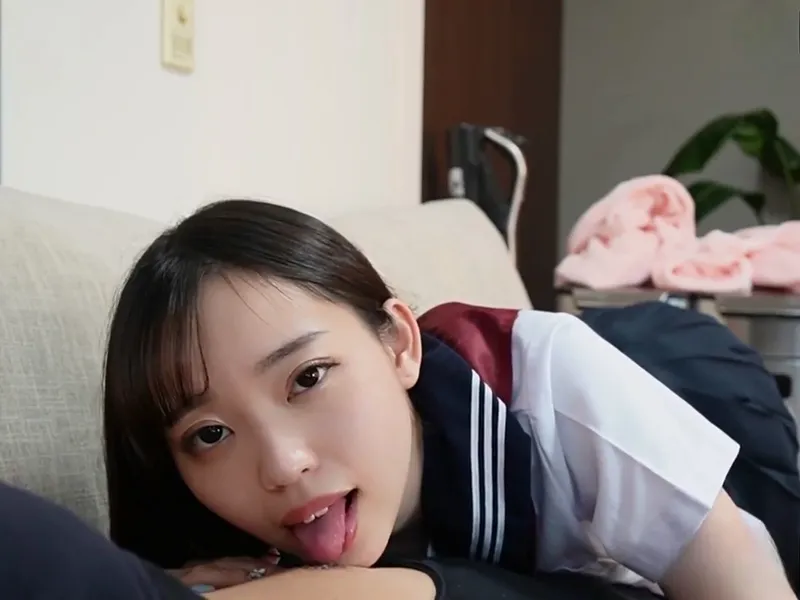 Nữ học sinh ngây thơ bị tên ba cóc chọc buồi giả vào lồn